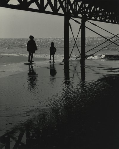Deux enfants jouant à la plage - Godfrey Macdominic