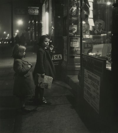 Deux petites filles en manteaux d