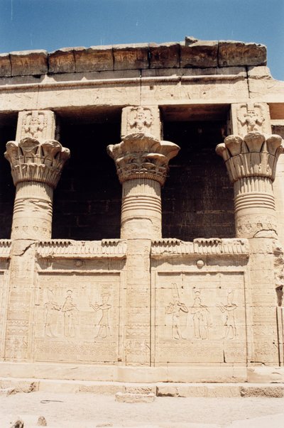 Le mur sud de la maison de naissance romaine, ou Mammisi, avec des reliefs représentant un pharaon faisant des offrandes aux dieux et des colonnes surmontées d