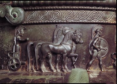 Une quadrige et un hoplite, détail de la frise autour du col du cratère de Vix - Greek