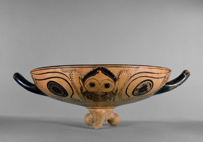Coupe à figures noires attique décorée d