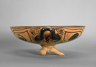 Coupe à figures noires attiques décorée d