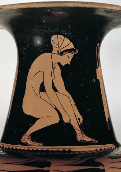 Femme accroupie attachant sa sandale (détail) - Greek