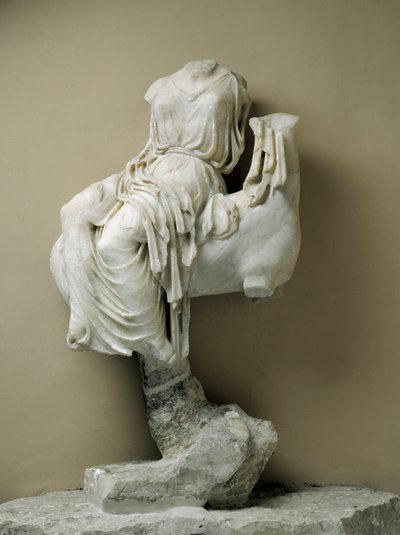 Statue féminine drapée en offrande votive, de Sorrente - Greek