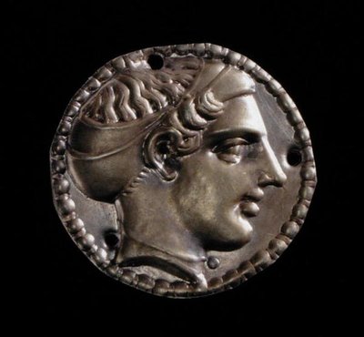 Applique en or représentant une tête féminine portant un sakos, de Kerch, 5ème siècle - Greek