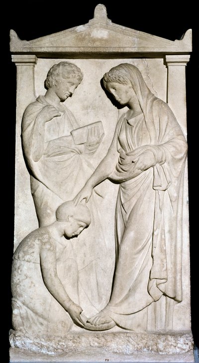 Art grec : « Une servante aide sa maîtresse à enlever sa sandale » Relief en marbre du 4e siècle av. J.-C. Athènes, Musée Archéologique National - Greek