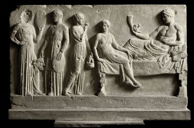 Art grec : bas-relief votif en marbre dédié à Dionysos Bacchus par des comédiens, Il représente "Les Bacchantes" d