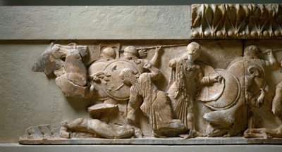 Art grec, ionique : frise nord du Trésor de Siphnos : scène de gigantomachie, Apollon et Artémis combattant un géant - Greek