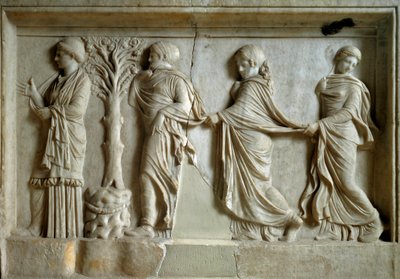 Art grec : bas-relief représentant trois nymphes suivant une jeune femme - Greek