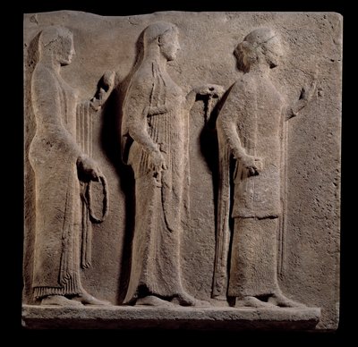 Art grec : plaque du passage des Théores : face représentant les grâces. Bas-relief en marbre de l