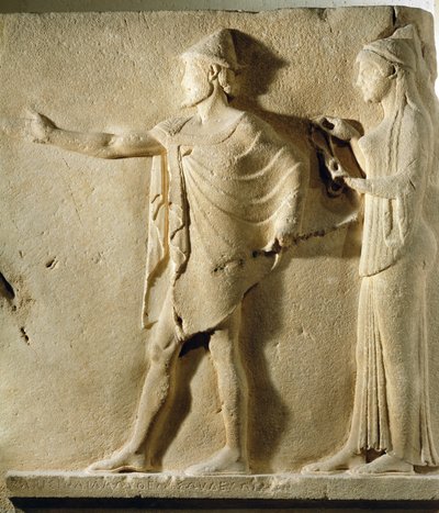 Hermès agoraios et une Charité, relief du Passage des Théores, de Thasos, vers 470 av. J.-C. - Greek