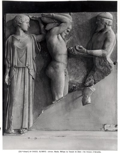 Metope X du Temple de Zeus représentant Hercule recevant les pommes d