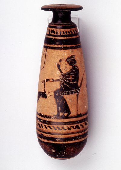 Peinture sur vase : alabastre utilisé pour contenir le parfum : une face représente une femme jouant avec une biche et tenant une fleur. Son panier pour tenir la laine est derrière elle. 500 av. J.-C. BNF, Cabinet des Médailles. - Greek