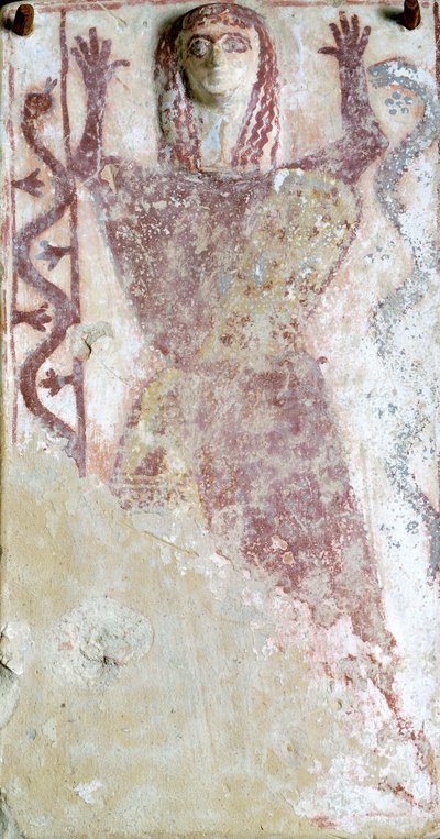 Peinture polychrome sur pinax et relief représentant une divinité féminine avec un serpent de l