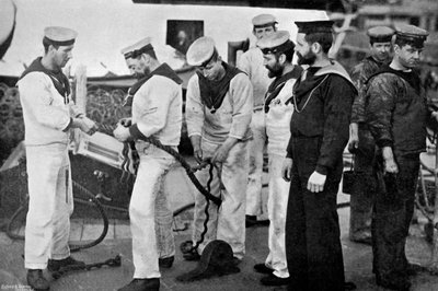 Marins au travail épissant une corde à bord du cuirassé HMS Majestic, 1896 - Gregory and Co