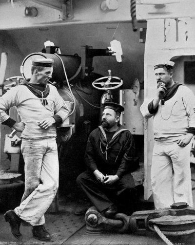 Trois officiers subalternes à bord du croiseur HMS Theseus, 1896 - Gregory and Co