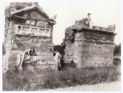 Des garçons parmi les tombes (photo) - Guglielmo (1852 1930) Plüschow