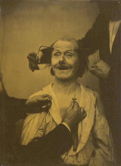 Une fausse, incomplète expression de surprise agréable, ou d