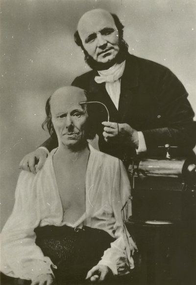 Neurologue français Duchenne de Boulogne utilisant son appareil d
