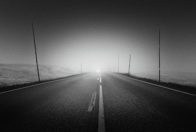 Une route mystérieuse dans le brouillard - Gustav Davidsson