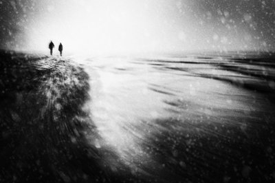 Promeneurs sur la plage enneigée - Gustav Davidsson