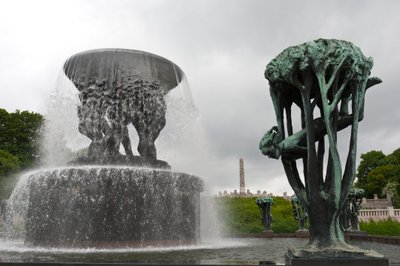 Fontaine et sculpture "Fille dans un arbre" dans le parc Frogner, Oslo, Norvège - Gustav Vigeland