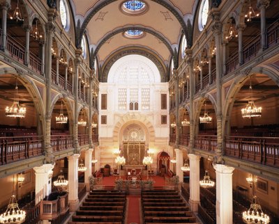 Intérieur de la synagogue de la rue des Tournelles construite en 1866 - 1867. Architecte : Varrollier. Ingénieur : Gustave Eiffel à Paris - Gustave Eiffel