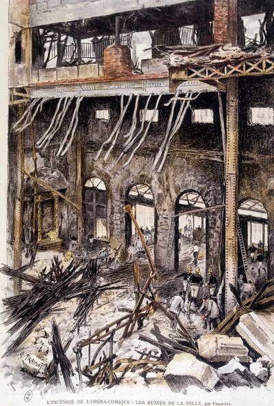 Pompiers travaillant dans les ruines de la salle de l