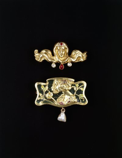 Une broche Art Nouveau par Gustave-Roger Sandoz, et une broche Art Nouveau en métal en forme de plique à jour et une perle pendante, broche dorée et pierres précieuses, c.1900 - Gustave Roger Sandoz
