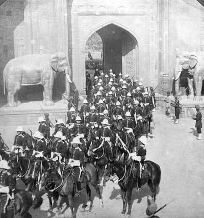 Une procession passant par la porte de Delhi, Lahore, Pakistan, 1913 - H. D. Girdwood