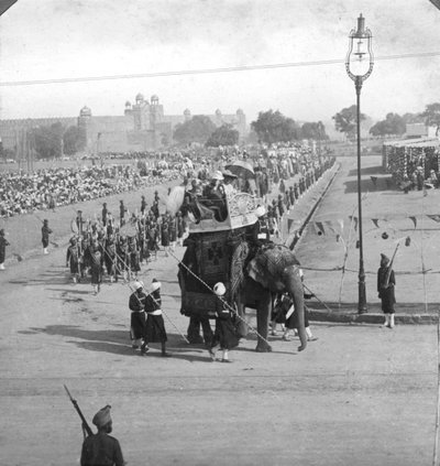 Fonctionnaires gouvernementaux dans une procession d