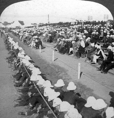 Regarder un match de football entre les régiments Lancashire Fusiliers et Border, Delhi, années 1910 - H. D. Girdwood