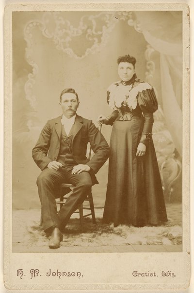 [Couple non identifié : homme moustachu assis, femme debout] - H. M. Johnson