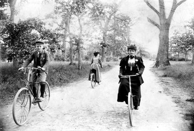 Maynard MacDonald et sa grand-mère, Hannah Maynard, faisant du vélo dans Beacon Hill Park, Victoria, vers 1895 - Hannah Maynard