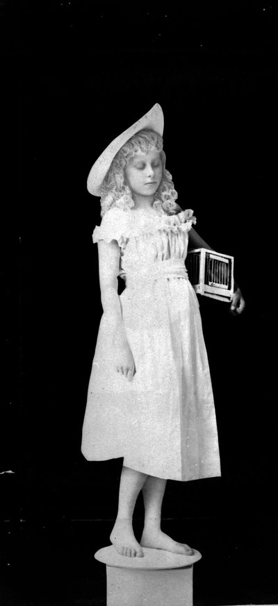 Statuaire de la vie; Fille tenant une cage à oiseaux, vers 1890 - Hannah Maynard