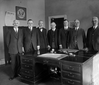 Conseil de la Réserve fédérale, de gauche à droite : Sec
