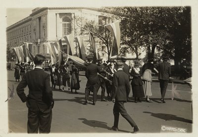 La police saisit les bannières des suffragistes avant qu
