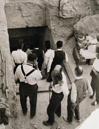 Une fête descendant les marches vers la tombe de Toutankhamon, Vallée des Rois - Harry Burton