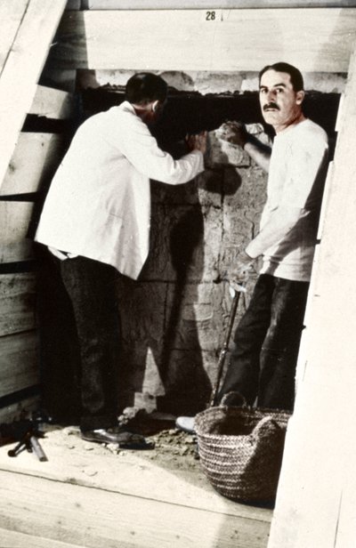 Howard Carter et un collègue fouillant une tombe dans la Vallée des Rois, Égypte, 1922 - Harry Burton