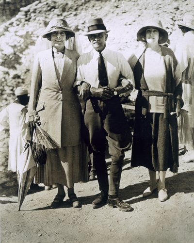 De gauche à droite : Lady Somerleyton, Colonel Watson Pasha et la Hon. Lady Alexander à la tombe de Toutankhamon, Vallée des Rois - Harry Burton