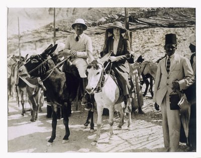 Lady Ribblesdale et M. Stephen Vlasto arrivant sur des ânes à la Tombe de Toutankhamon, Vallée des Rois - Harry Burton