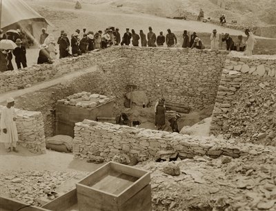 Lord Carnarvon (1866-1923) Lady Evelyn Herbert et Howard Carter (1873-1939) à la Tombe de Toutankhamon, Vallée des Rois - Harry Burton