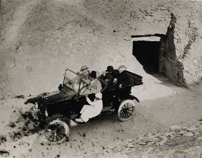 Première visite de Lord Carnarvon à la Vallée des Rois : Lord Carnarvon (1866-1923) et son groupe en voiture - Harry Burton