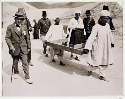 Retrait du sanctuaire doré de la Tombe de Toutankhamon, Vallée des Rois - Harry Burton