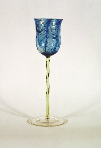 Gobelet en verre avec un bol strié de bleu avec des inclusions d