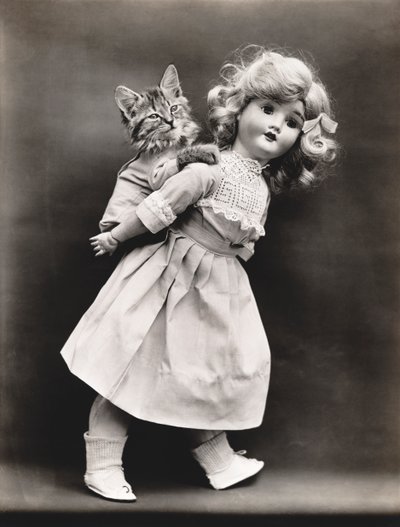 Série des chatons : Promenade avec une poupée, vers 1914 (épreuve argentique) - Harry Whittier Frees