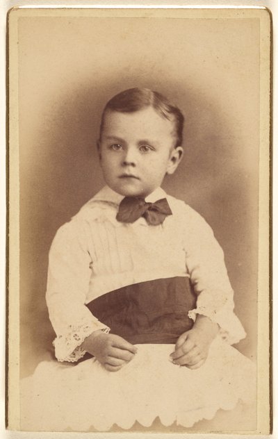 [Petit garçon non identifié portant un nœud papillon, assis] - Hastings and White and Fisher