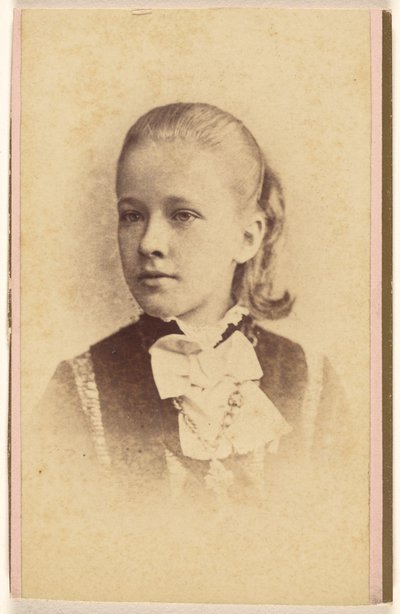 [Jeune fille non identifiée, imprimée en vignette] - Hastings and White and Fisher