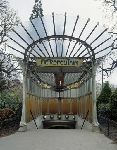Architecture Art Nouveau : entrée de la station de métro Porte Dauphine à Paris. Conçue par l