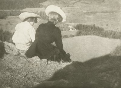 Champs à Birgitz (Hans et Mary assis), c.1908 - Heinrich Kuhn